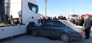 Hisarcık'ta otomobille tırın çarpıştığı kazada 4 kişi yaralandı