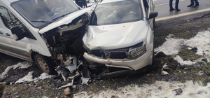 Şırnak'ta otomobil ile minibüsün çarpıştığı kazada 12 kişi yaralandı