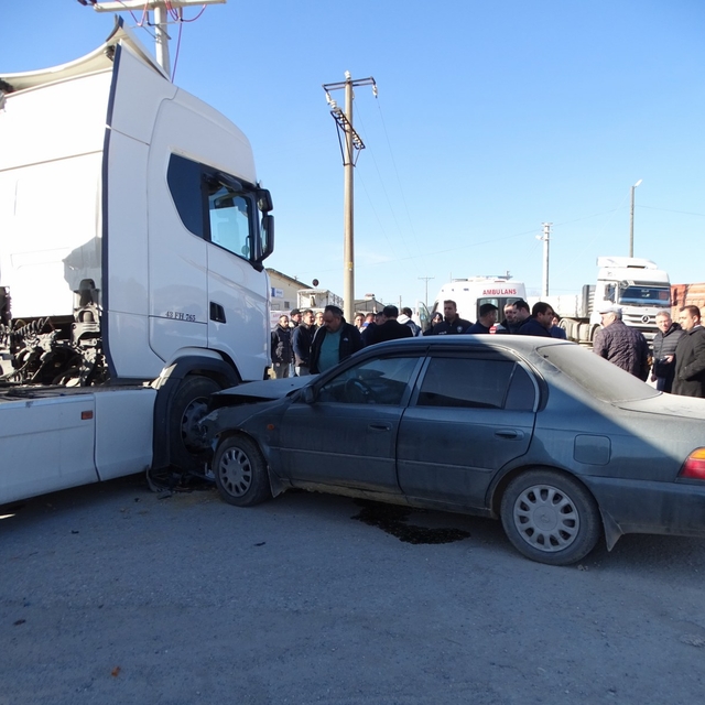 Hisarcık'ta otomobille tırın çarpıştığı kazada 4 kişi yaralandı