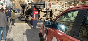 Doğanşehir'de devrilen beton mikserinin sürücüsü yaralandı