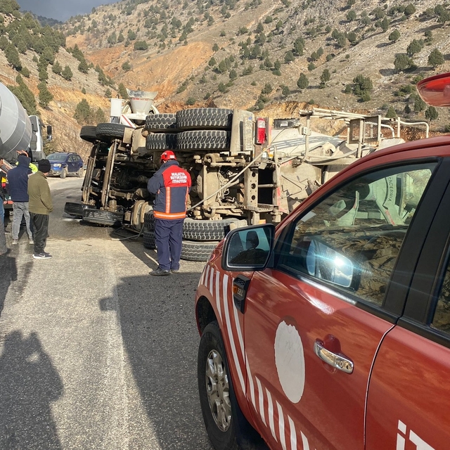 Doğanşehir'de devrilen beton mikserinin sürücüsü yaralandı
