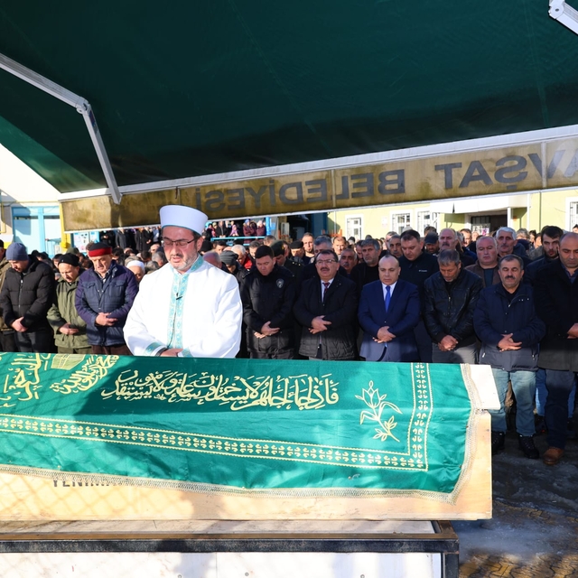 Artvin'de çığ altında kalan iş makinesi operatörünün cenazesi defnedildi