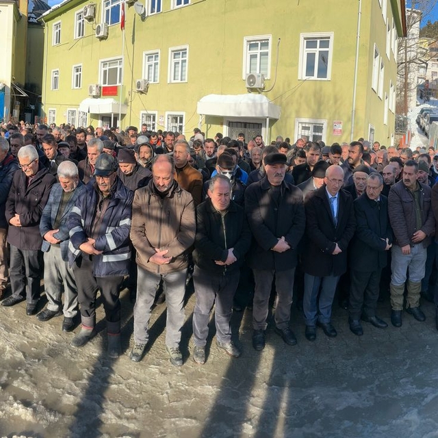Çığda ölen iş makinesi operatörü toprağa verildi