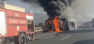 Devrilen TIR yandı; şoför kendi imkanları ile çıktı