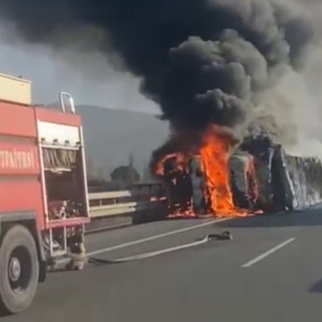 Devrilen TIR yandı; şoför kendi imkanları ile çıktı