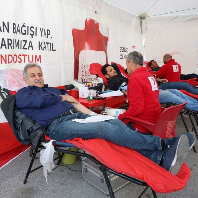 Toroslar'da belediye personeli Türk Kızılaya kan bağışladı