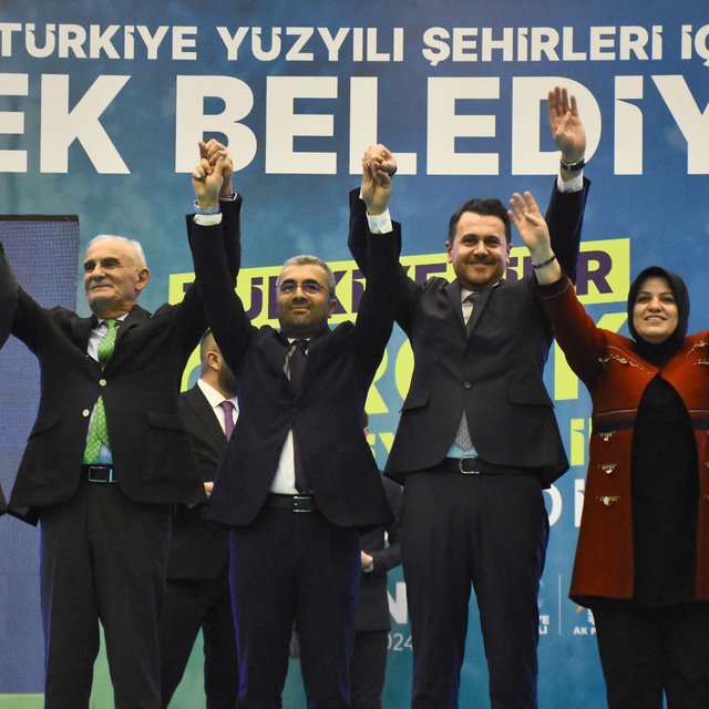 AK Parti'li Yılmaz, Van'da ilçe belediye başkan adayları tanıtım töreninde...