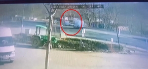 Bursa'da otomobil ile hafif ticari aracın çarpıştığı kaza kamerada; 2 yaralı