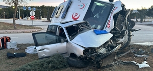 Sivas'ta ambulans ile otomobilin çarpıştığı kazada 3 kişi yaralandı 