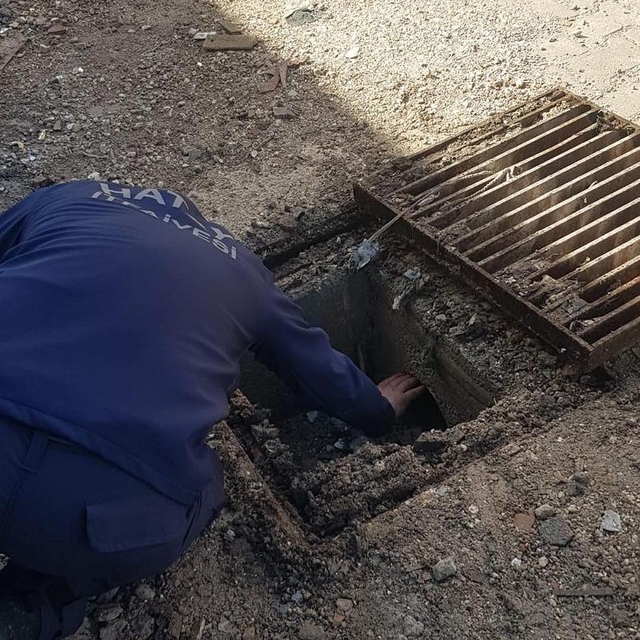 Hatay'da mazgalın altında mahsur kalan kediyi itfaiye kurtardı