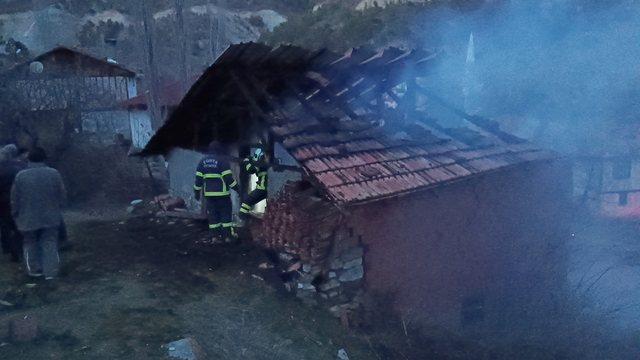 Kastamonu'da çıkan yangında bir ev ve 2 samanlık kullanılamaz hale geldi