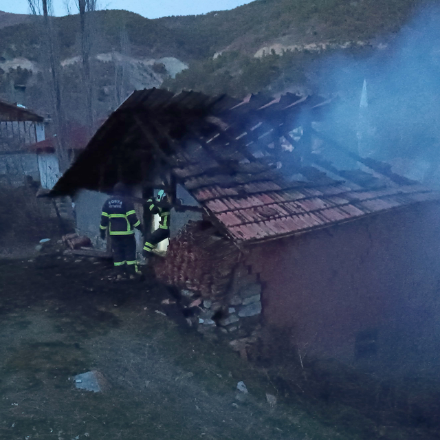 Kastamonu'da çıkan yangında bir ev ve 2 samanlık kullanılamaz hale geldi