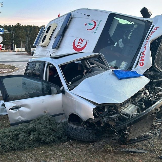 Sivas'ta ambulans ile otomobilin çarpıştığı kazada 3 kişi yaralandı