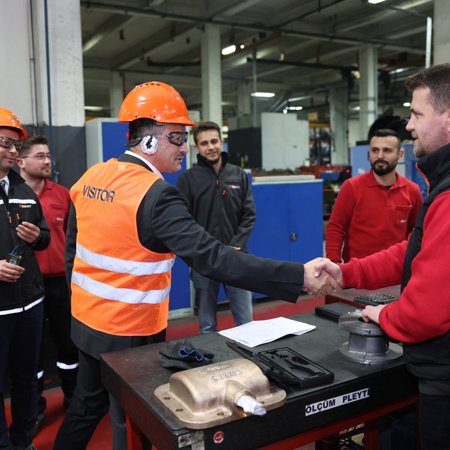 İzmir Büyükşehir Belediye Başkan adayı Dağ, Kemalpaşa'da fabrika ve esnaf z...