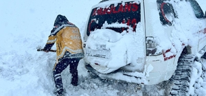 Kara saplanan paletli ambulans traktörle kurtarıldı
