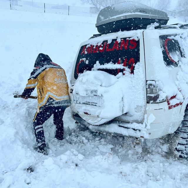Kara saplanan paletli ambulans traktörle kurtarıldı