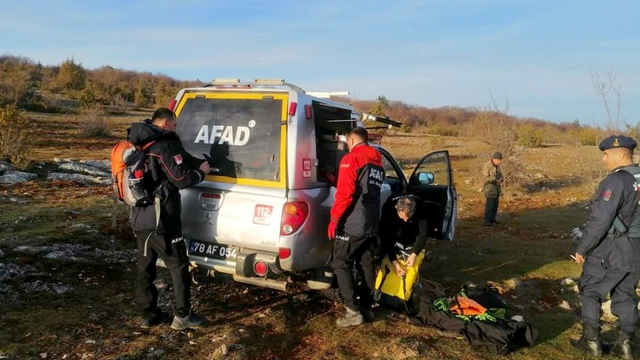 Karabük'te kayalıklarda mahsur kalan köpeği AFAD kurtardı