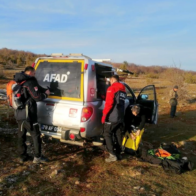 Karabük'te kayalıklarda mahsur kalan köpeği AFAD kurtardı
