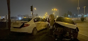 Diyarbakır'da 2 otomobilin çarpışması sonucu anne ve çocuğu yaralandı
