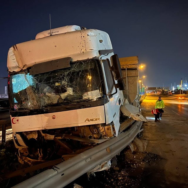Kocaeli'de trafik kazasında 3 kişi yaralandı