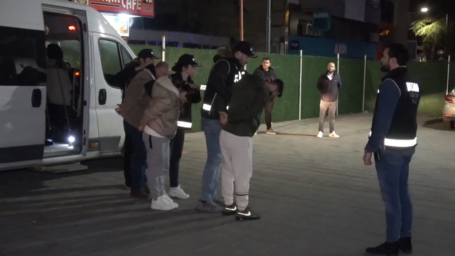 İzmir'de yüksek kar vaadiyle vurgun iddiası; holding patronu dahil 30 kişiye operasyon (5)