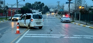 Kocaeli'de hafif ticari araç ile otomobil çarpıştı 3 kişi yaralandı