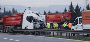 Anadolu Otoyolu'nda toprak yüklü tır bariyere çarptı 2 kişi yaralandı