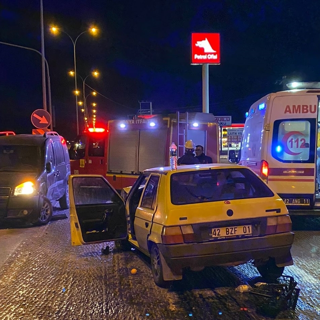 Konya'da hafif ticari araç ile otomobilin çarpıştığı kazada 5 kişi yaraland...