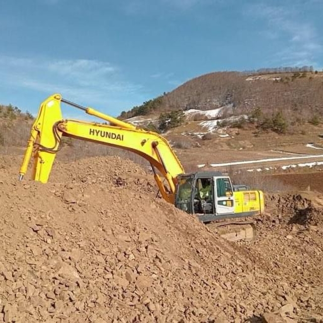 Kaymakam Çeçen, heyelan oluşan Günebakan köyündeki alternatif yol çalışmala...