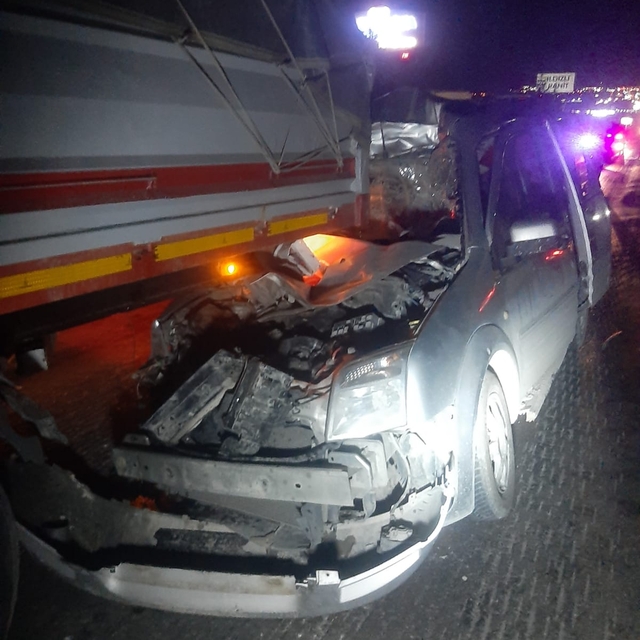 Afyonkarahisar'da tıra çarpan hafif ticari aracın sürücüsü öldü