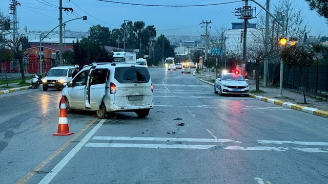 Kocaeli'de hafif ticari araç ile otomobil çarpıştı 3 kişi yaralandı