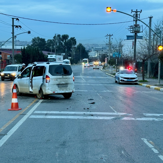 Kocaeli'de hafif ticari araç ile otomobil çarpıştı 3 kişi yaralandı