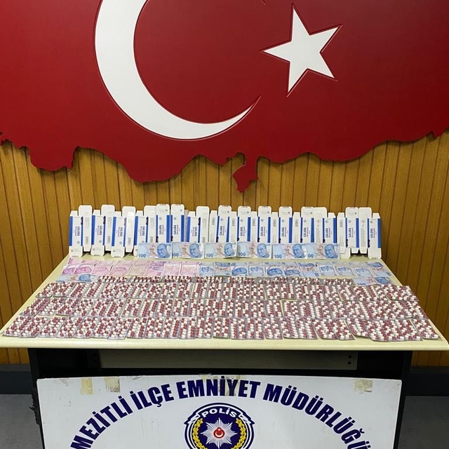 Mersin'de otomobile gizlenmiş 1158 uyuşturucu hap yakalandı