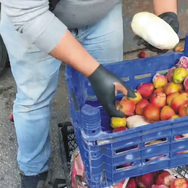 Elma yüklü kamyondan çıkan 40 milyon liralık 41 kilo uyuşturucuya 3 tutukla...