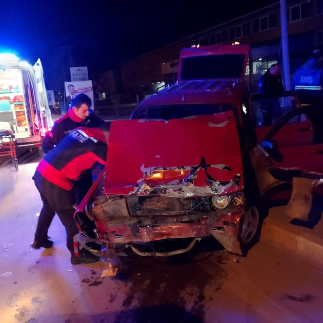 Tokat'ta otomobil ile hafif ticari aracın çarpıştığı kazada 2 kişi yaraland...