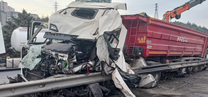 TEM'de TIR bariyerlere çarptı: 2 yaralı