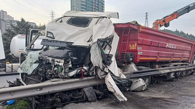 TEM'de TIR bariyerlere çarptı: 2 yaralı