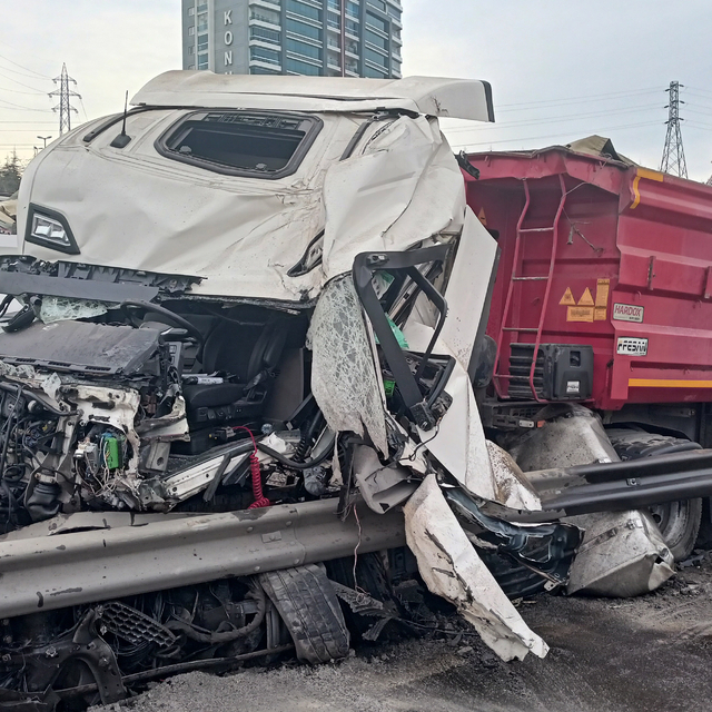 TEM'de TIR bariyerlere çarptı: 2 yaralı