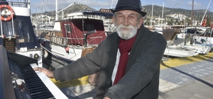 Bisikletli piyanoyla Bodrum sokaklarında turistlere müzik dinletisi