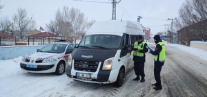 Ağrı'da jandarma ekipleri kazaları önlemek için araç denetimi yapıyor