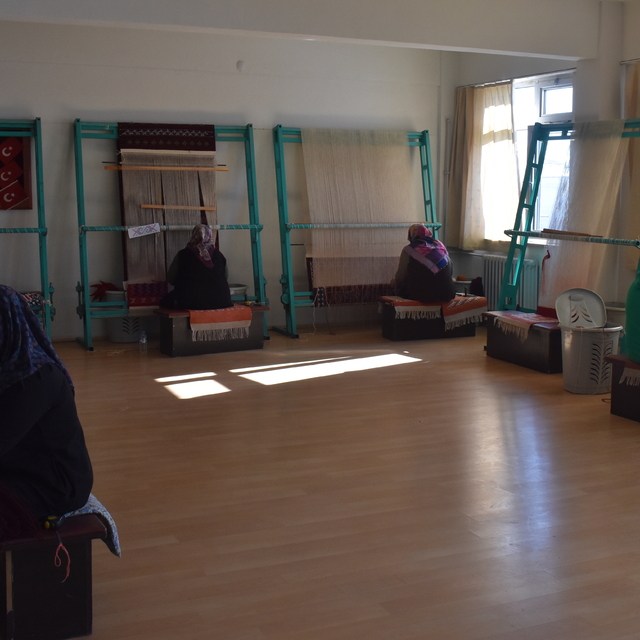 Gümüşhane'de kadınlar "Kelkit zilli kilimi" dokuyarak aile ekonomisine katk...