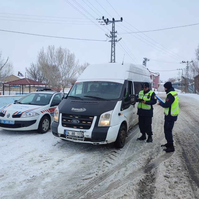 Ağrı'da jandarma ekipleri kazaları önlemek için araç denetimi yapıyor