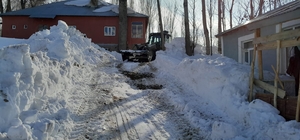 Yüksekova'da kardan kapanan köy yolu açıldı