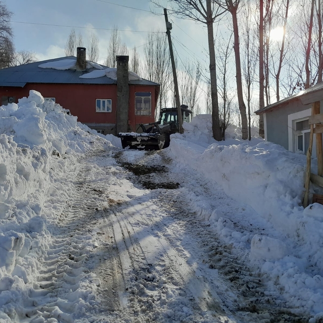 Yüksekova'da kardan kapanan köy yolu açıldı