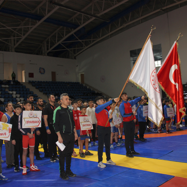 Hakkari'de düzenlenen Okul Sporları Güreş Grup Müsabakaları başladı