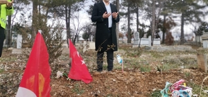 Baskil Kaymakamı Kundakçı, depremde hayatını kaybedenlerin mezarlarını ziyaret etti