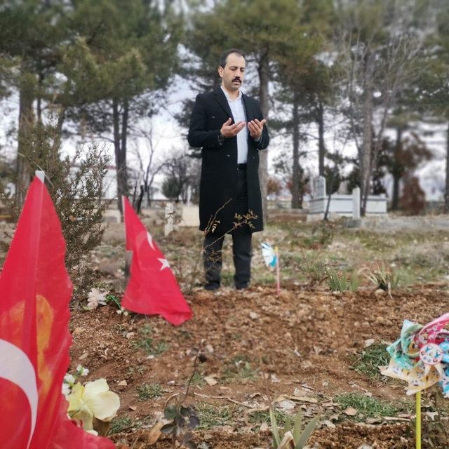 Baskil Kaymakamı Kundakçı, depremde hayatını kaybedenlerin mezarlarını ziya...