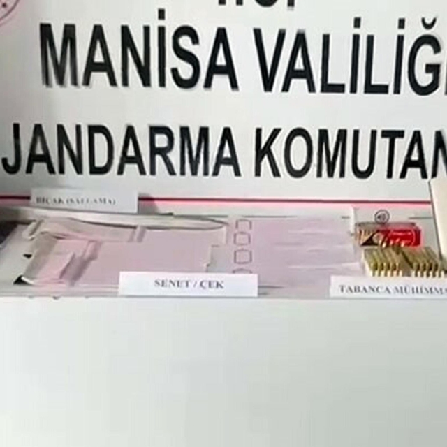 Manisa'da silah kaçakçıları ve tefecilere operasyon: 3 gözaltı