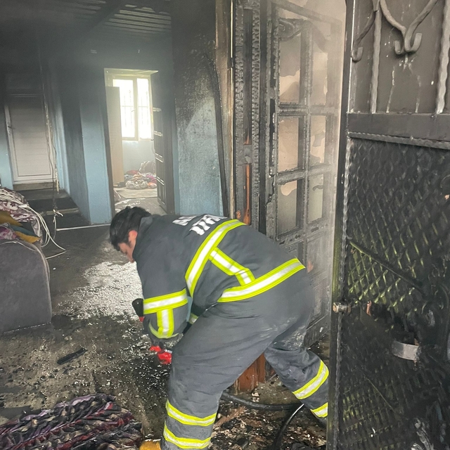 Adana'da tek katlı evde çıkan yangın hasara neden oldu
