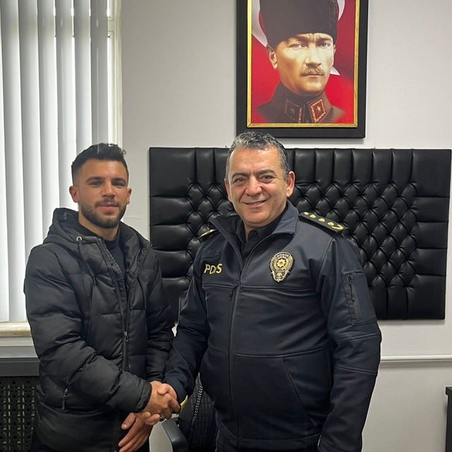 Yalova'da bir kişinin yolda bulduğu 20 bin lira sahibine teslim edildi